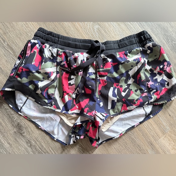 Lululemon Hotty Hot Shorts 2.5 inches - Picture 4 of 7